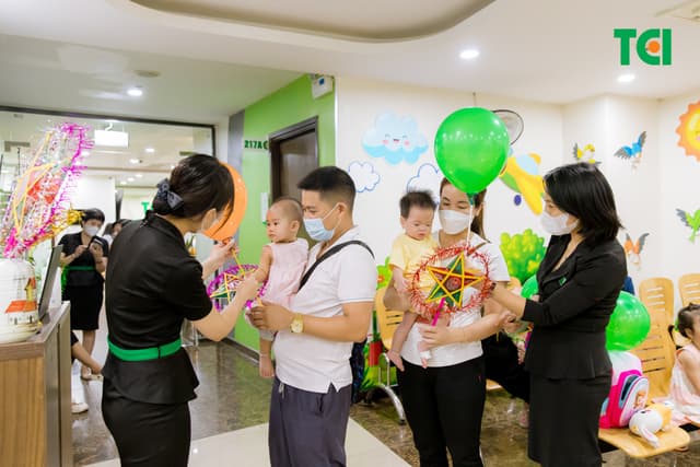 Ảnh Tặng quà Trung thu cho bé