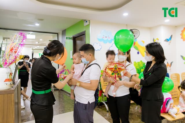 Ảnh Tặng quà Trung thu cho bé