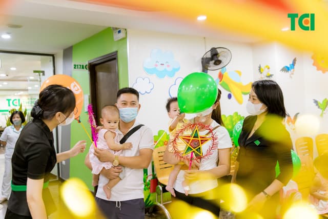 Ảnh Tặng quà Trung thu cho bé