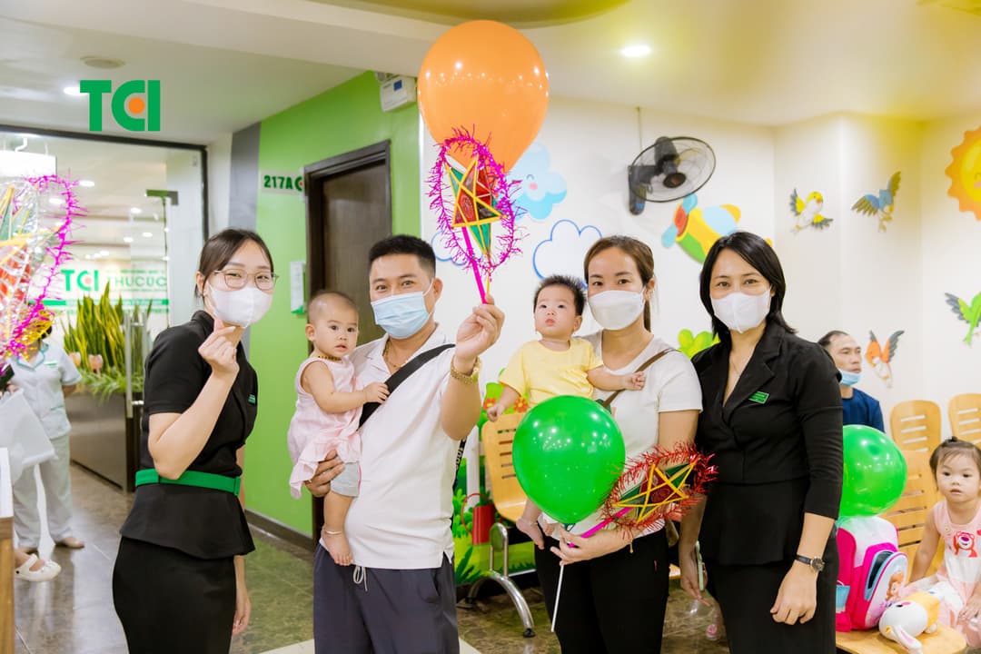 Ảnh Tặng quà Trung thu cho bé