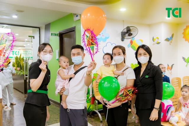 Ảnh Tặng quà Trung thu cho bé