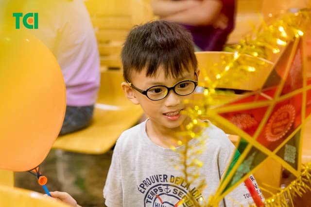 Ảnh Tặng quà Trung thu cho bé