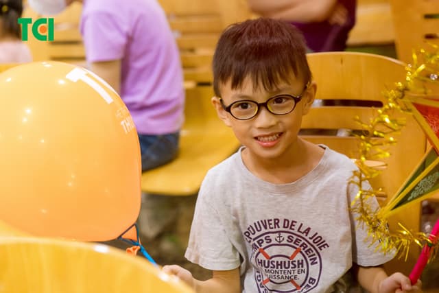 Ảnh Tặng quà Trung thu cho bé