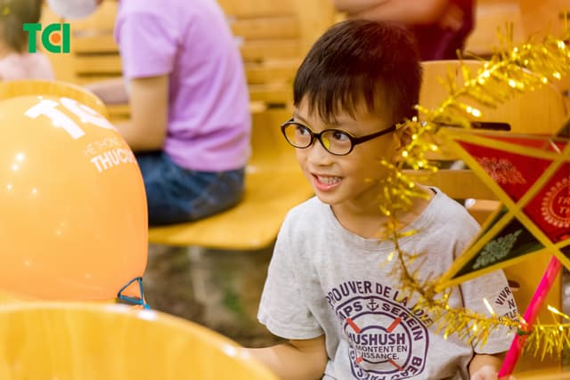 Ảnh Tặng quà Trung thu cho bé