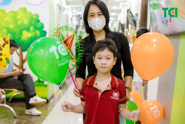 Ảnh Tặng quà Trung thu cho bé