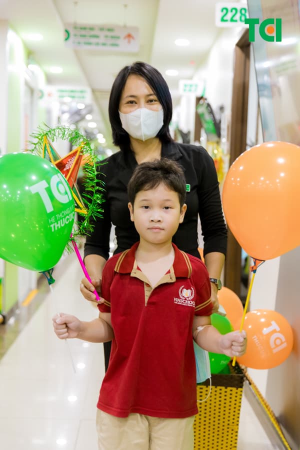 Ảnh Tặng quà Trung thu cho bé