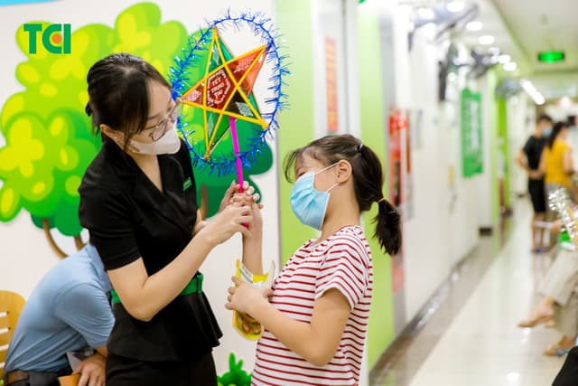 Ảnh Tặng quà Trung thu cho bé