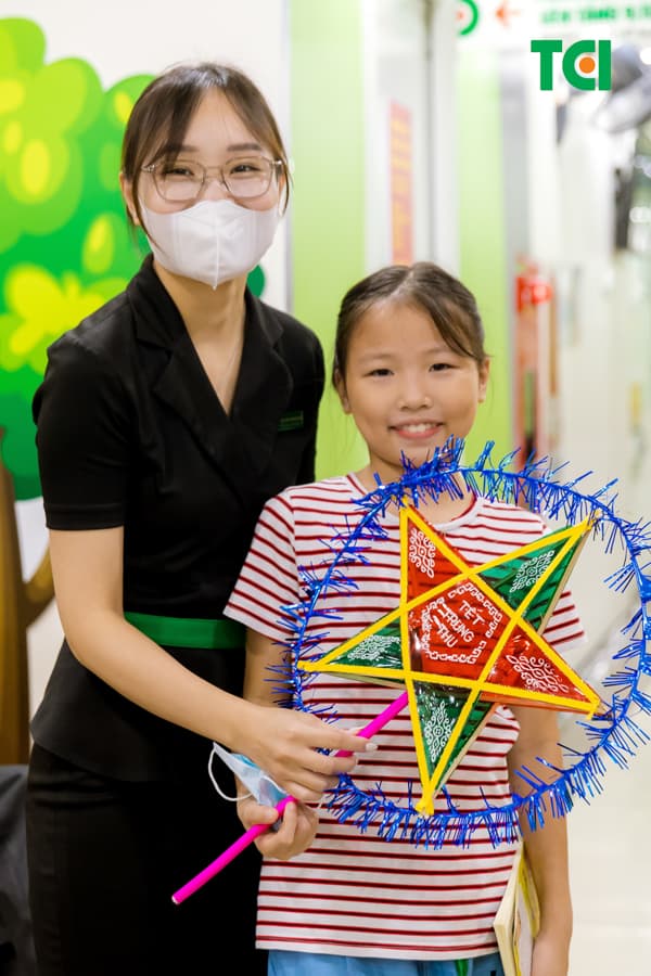 Ảnh Tặng quà Trung thu cho bé