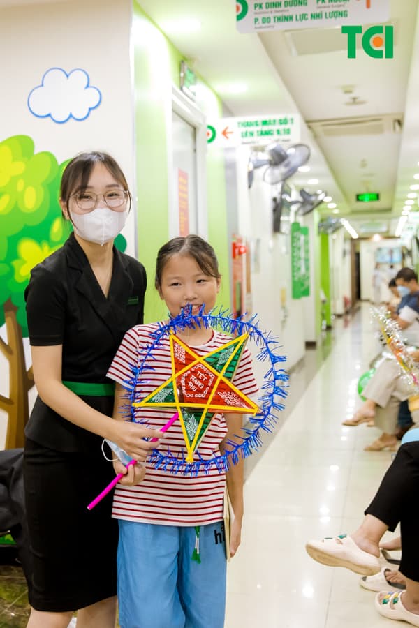 Ảnh Tặng quà Trung thu cho bé