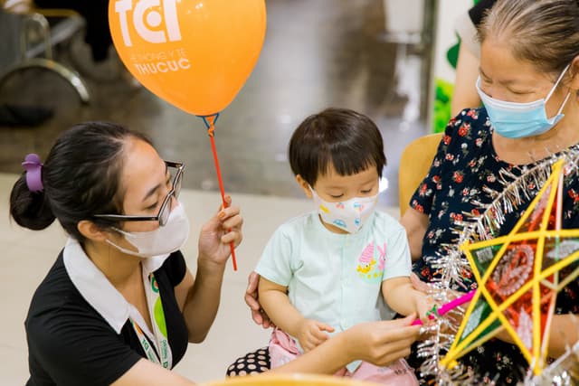 Ảnh Tặng quà Trung thu cho bé