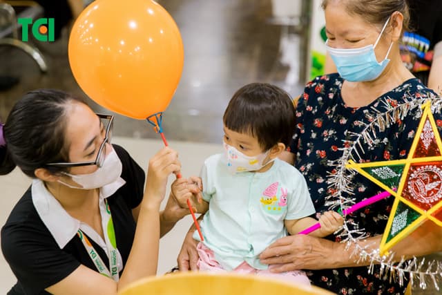 Ảnh Tặng quà Trung thu cho bé