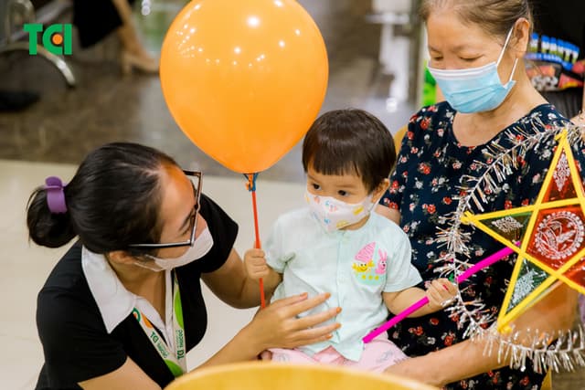 Ảnh Tặng quà Trung thu cho bé