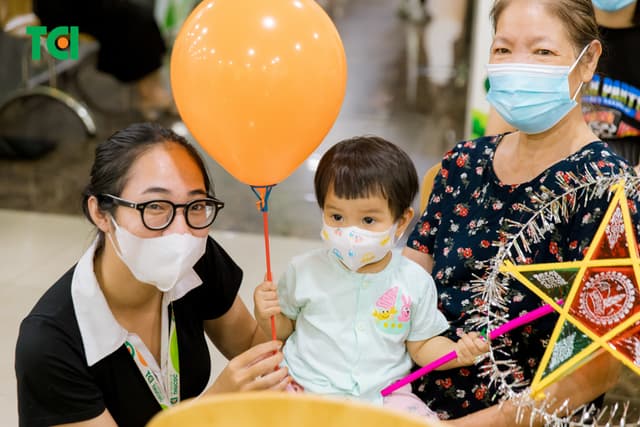 Ảnh Tặng quà Trung thu cho bé