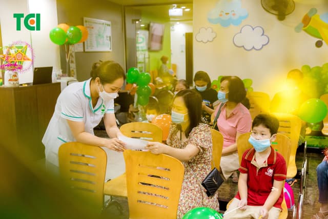 Ảnh Tặng quà Trung thu cho bé