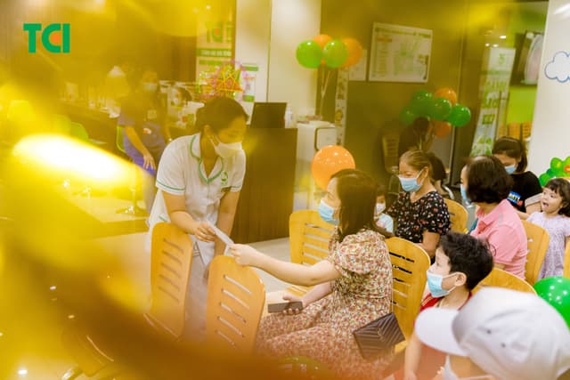 Ảnh Tặng quà Trung thu cho bé