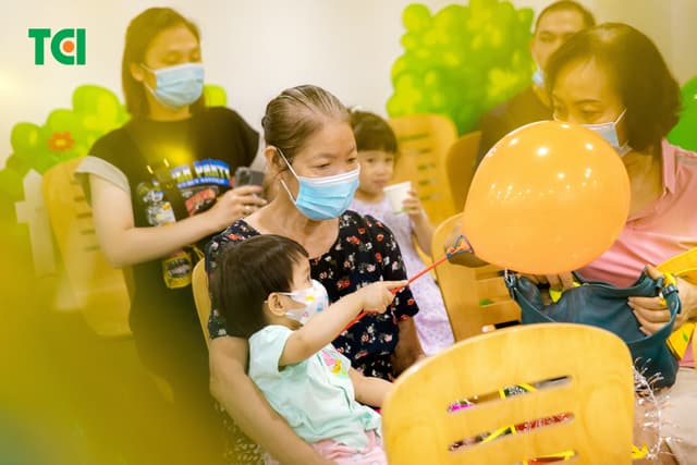 Ảnh Tặng quà Trung thu cho bé