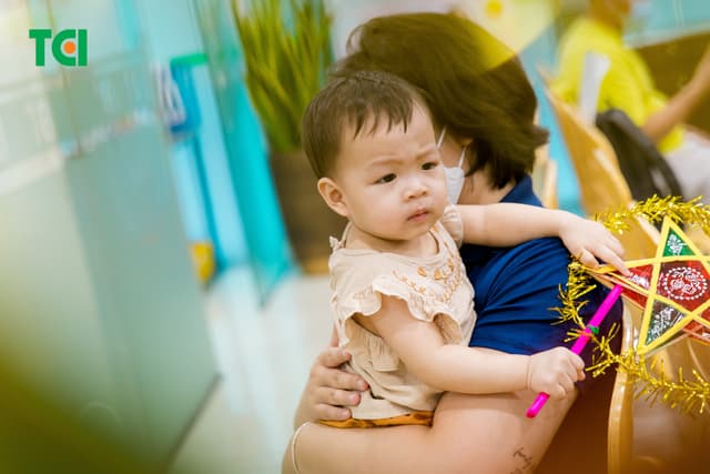 Ảnh Tặng quà Trung thu cho bé