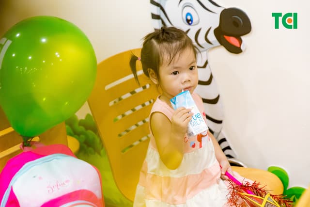 Ảnh Tặng quà Trung thu cho bé