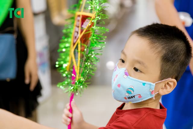 Ảnh Tặng quà Trung thu cho bé