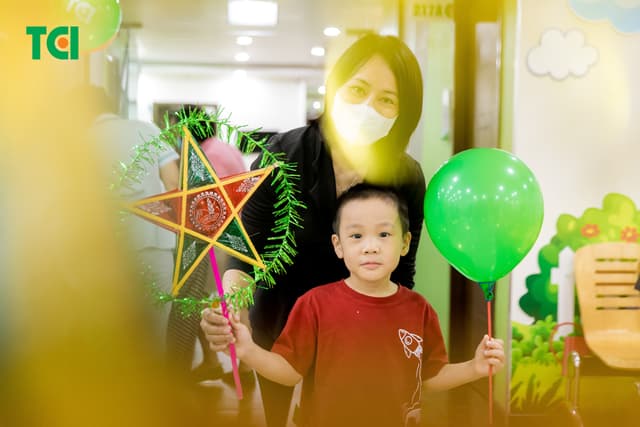 Ảnh Tặng quà Trung thu cho bé