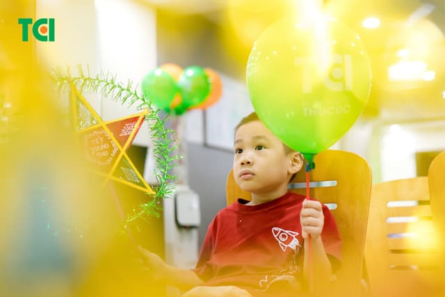 Ảnh Tặng quà Trung thu cho bé