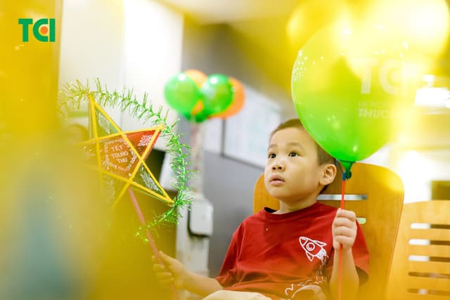 Ảnh Tặng quà Trung thu cho bé