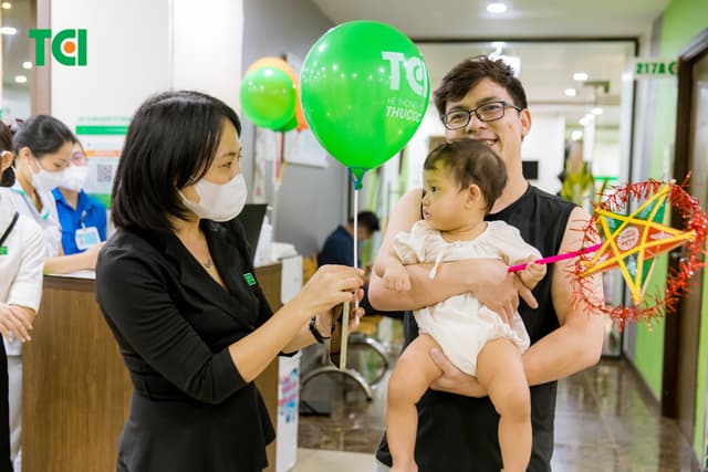 Ảnh Tặng quà Trung thu cho bé