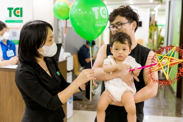 Ảnh Tặng quà Trung thu cho bé