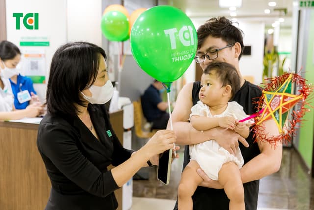 Ảnh Tặng quà Trung thu cho bé