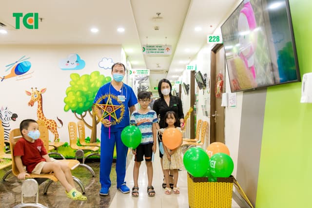 Ảnh Tặng quà Trung thu cho bé