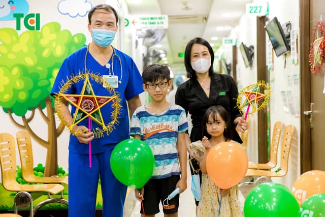 Ảnh Tặng quà Trung thu cho bé