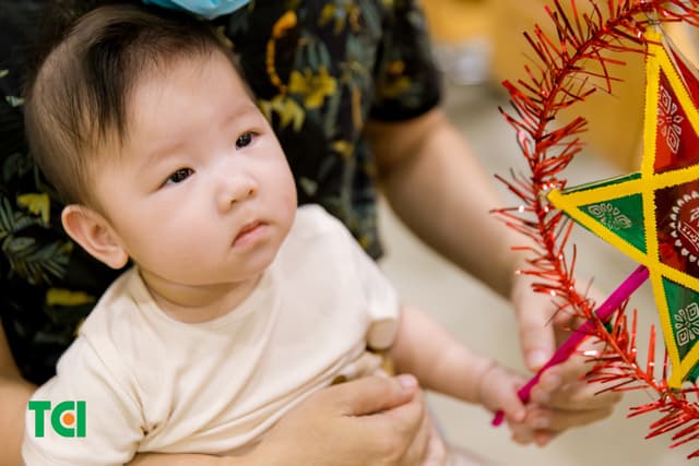 Ảnh Tặng quà Trung thu cho bé