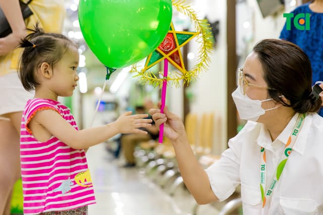 Ảnh Tặng quà Trung thu cho bé