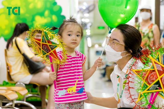 Ảnh Tặng quà Trung thu cho bé