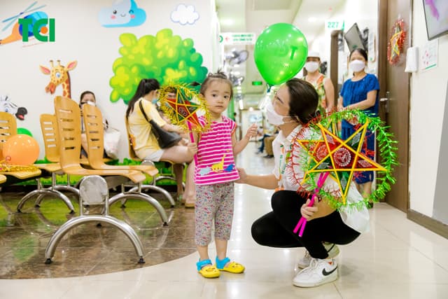 Ảnh Tặng quà Trung thu cho bé