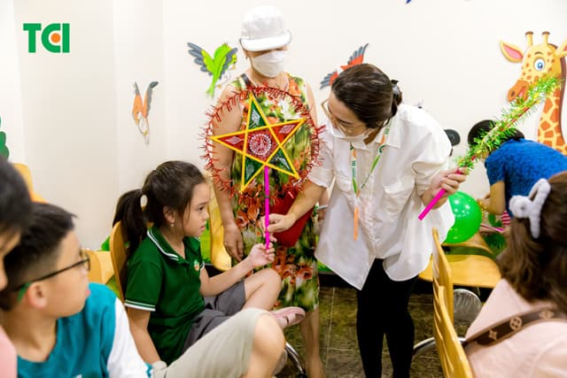 Ảnh Tặng quà Trung thu cho bé