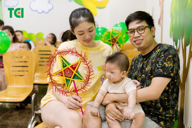 Ảnh Tặng quà Trung thu cho bé