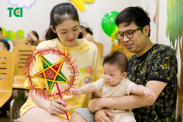 Ảnh Tặng quà Trung thu cho bé