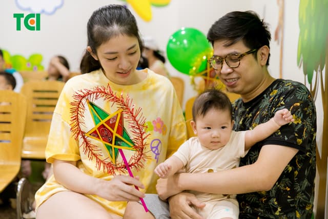 Ảnh Tặng quà Trung thu cho bé