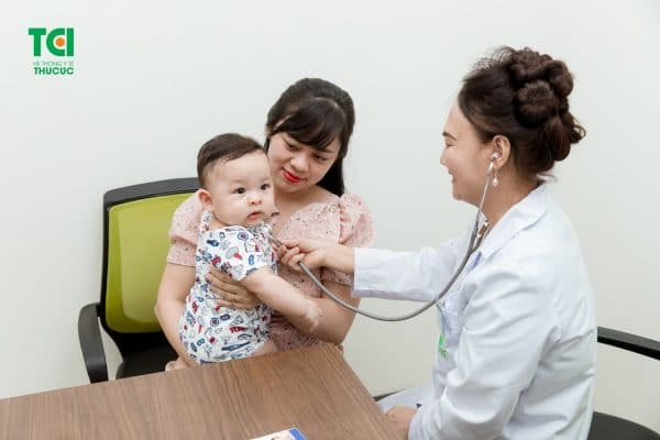 Cho bé đi khám bác sĩ ngay khi có biểu hiện mắc cảm cúm
