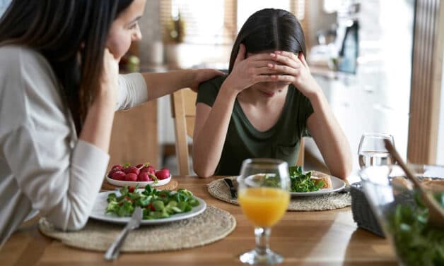 Ăn chay bị gan nhiễm mỡ gây ra triệu chứng mệt mỏi, chán ăn