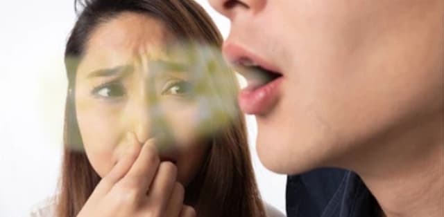 Xử lý nhanh tình huống ăn hành hôi miệng