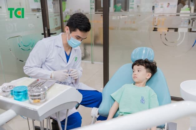 Khi nhận thấy trên răng con có cao răng, nên đưa trẻ đi lấy ngay