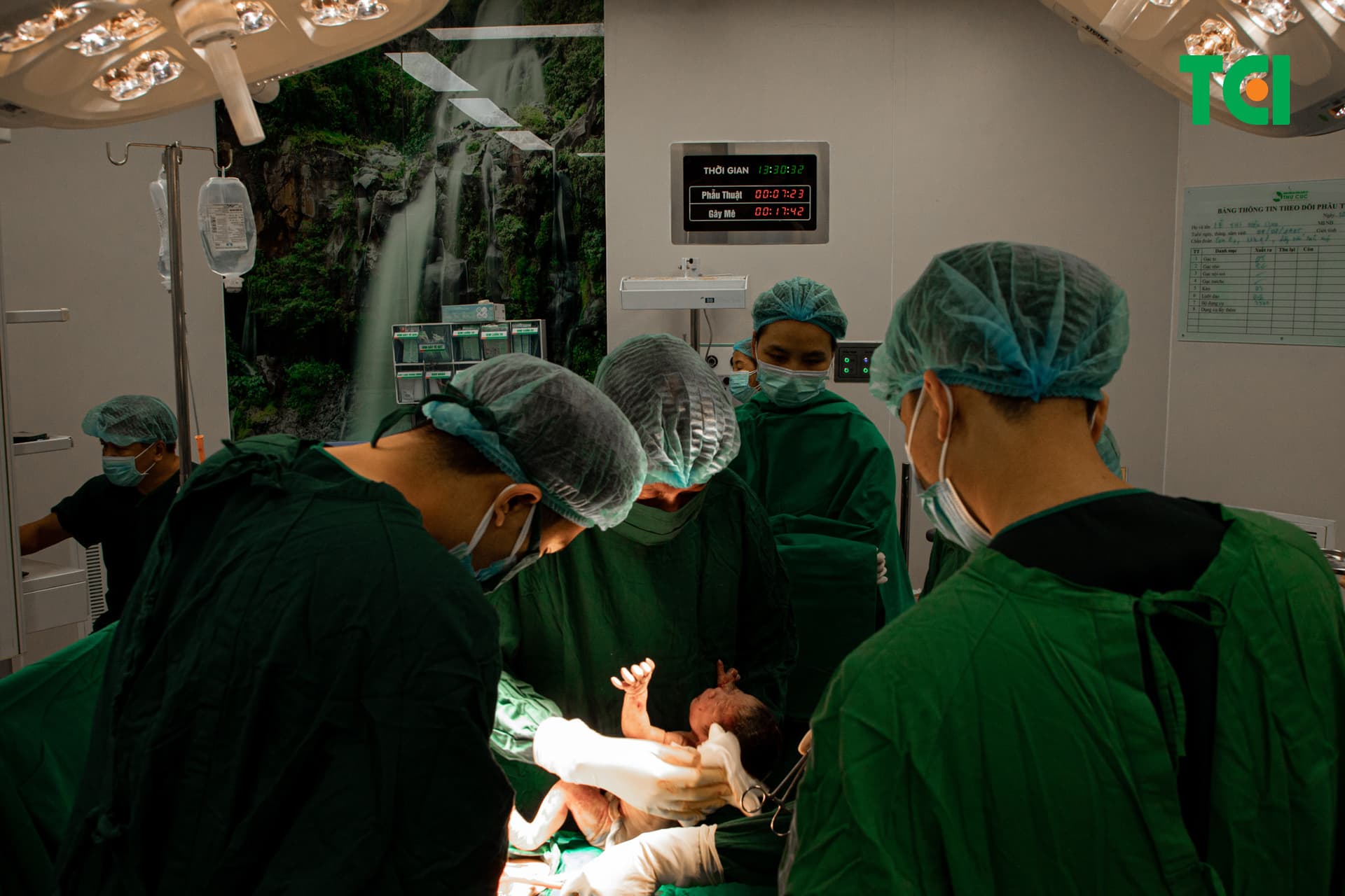 Mẹ bầu bị bệnh đậu mùa khỉ nên sinh thường hay sinh mổ còn phụ thuộc vào kết quả đánh giá tình trạng sức khỏe của 2 mẹ con bởi bác sĩ sản khoa