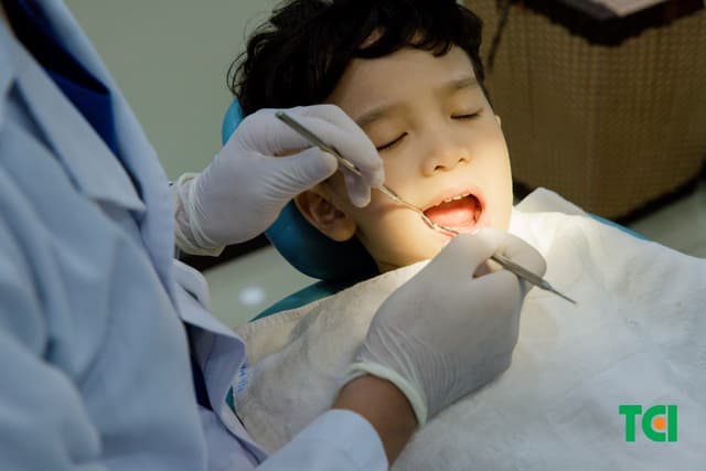 Vấn đề bé sâu răng hàm và những việc cha mẹ cần làm