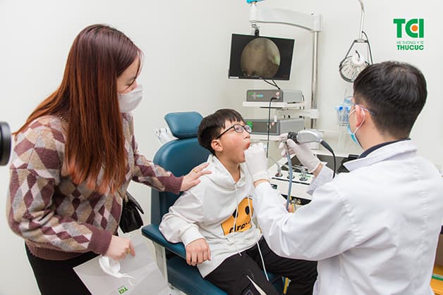 Đi khám khi bị hóc xương cá lâu ngày