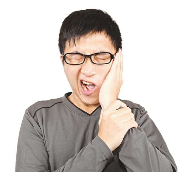 Bệnh nhân bị sâu hai răng cửa sẽ xuất hiện nhiều triệu chứng khác nhau