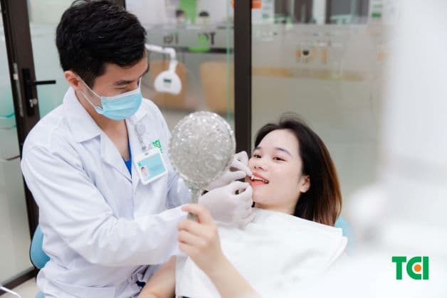 Chọn những cơ sở nha khoa uy tín để được tư vấn về dịch vụ bọc răng sứ