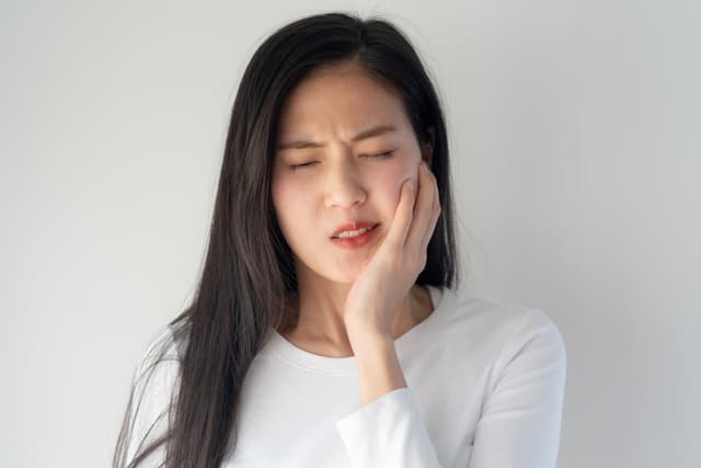 Tại sao bọc răng sứ bị đau và cách khắc phục