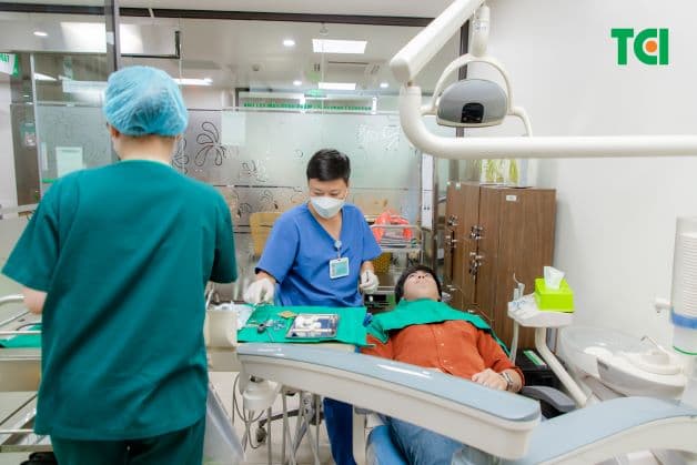 Nên đi kiểm tra răng miệng đình kỳ để đảm bảo cho răng sứ không gặp vấn đề gì